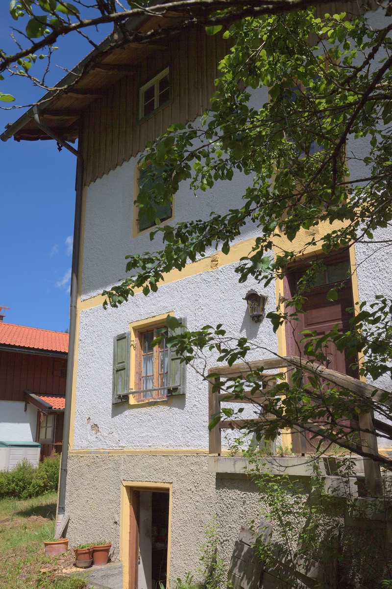 Südseite mit Außenkellerabgang und Außentreppe zum Hintereingang